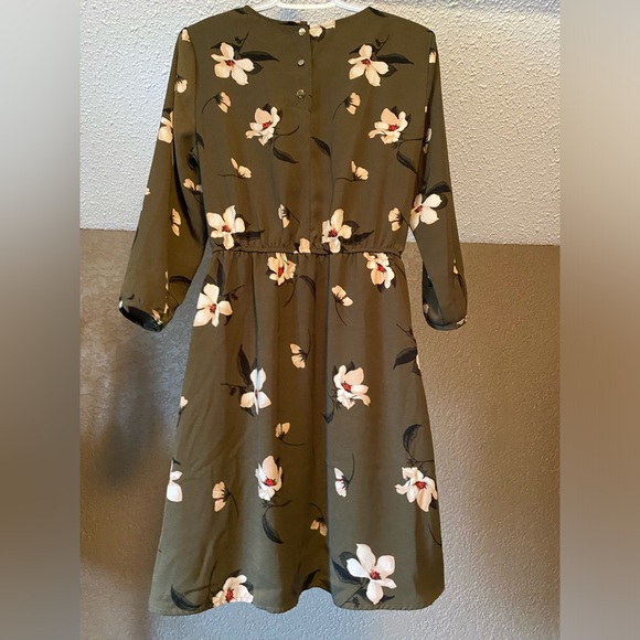 Dynamite Olive green floral dress- M - Picture 6 of 6